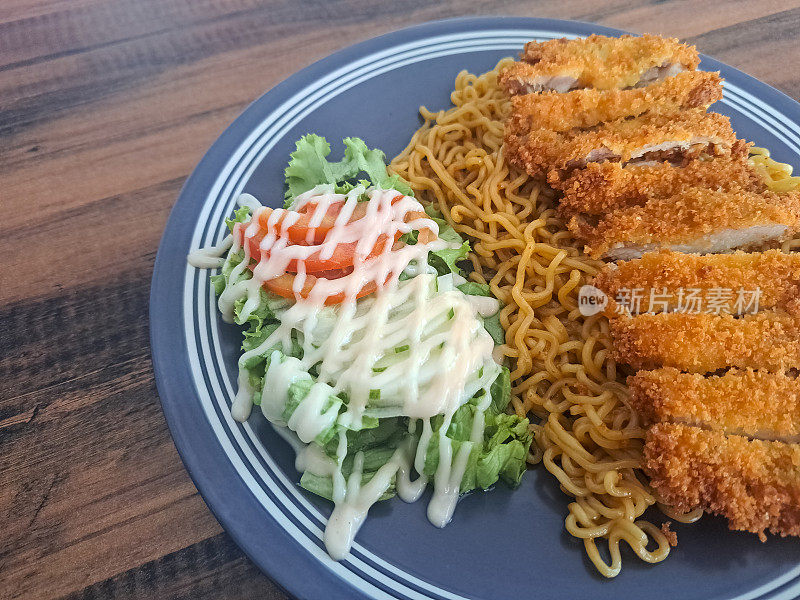 鸡肉炸面配黄瓜、番茄、生菜和蛋黄酱。Mi Goreng Ayam Katsu。食品菜单